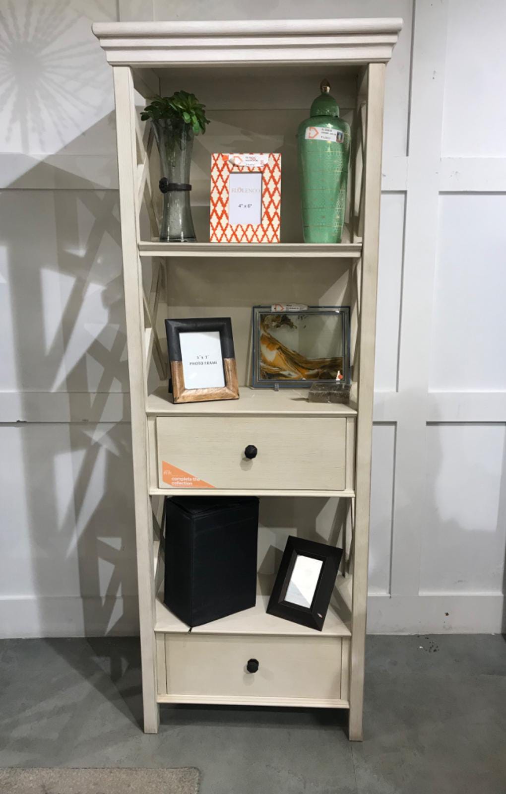 D647-76 - BOOK CASE - BTM