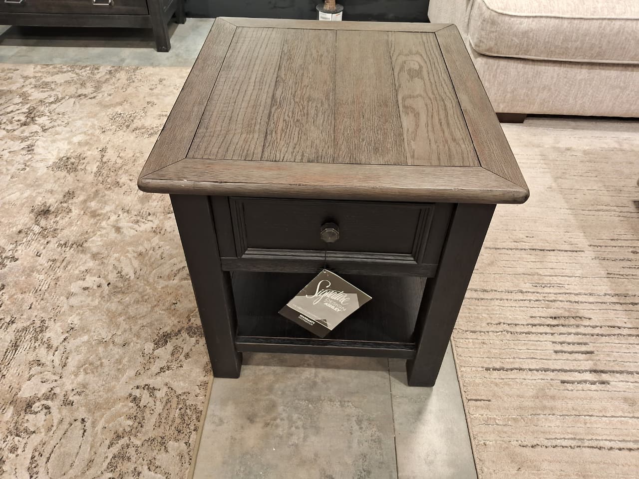 T736-3 - END TABLE - BH