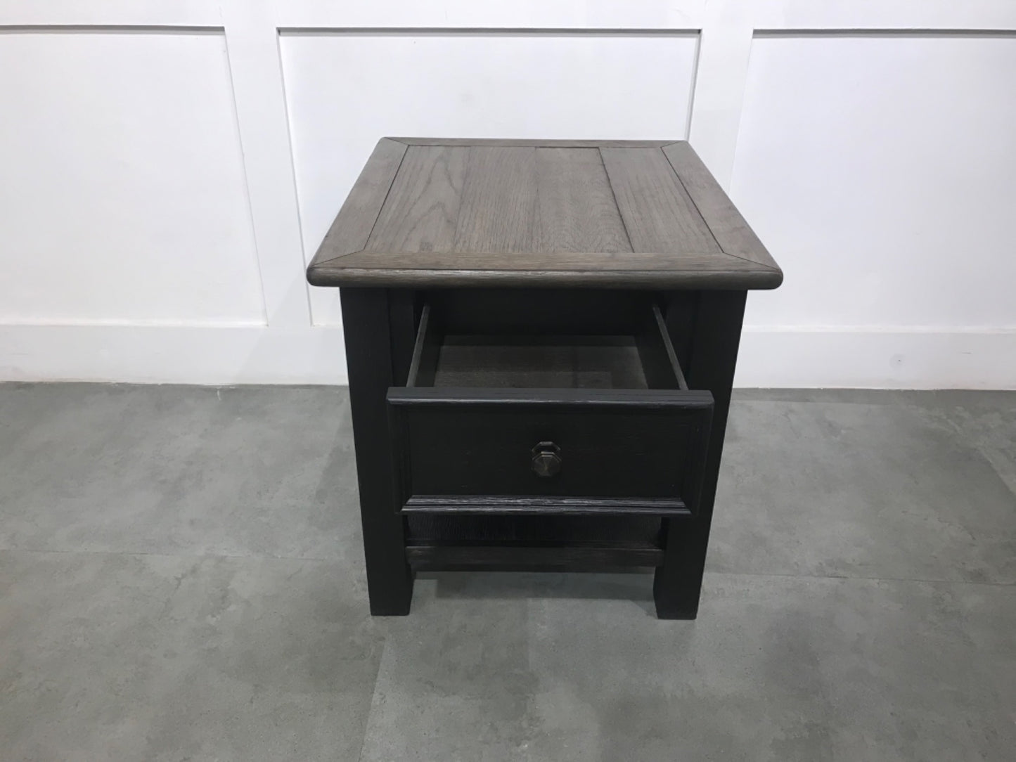T736-3 - END TABLE - BTM