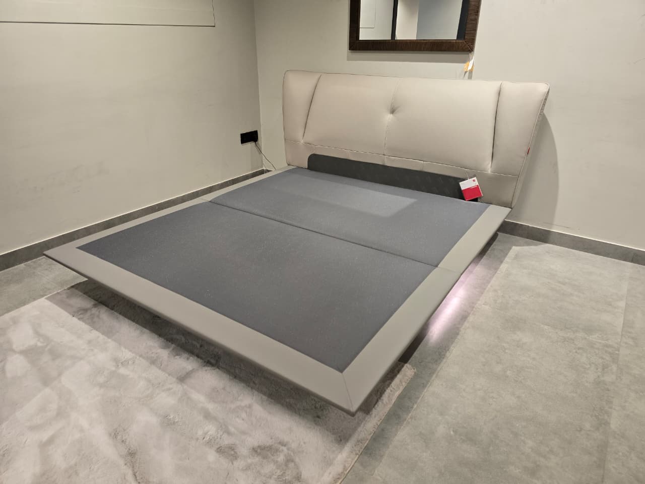 B1037 - KING BED - OUTLET