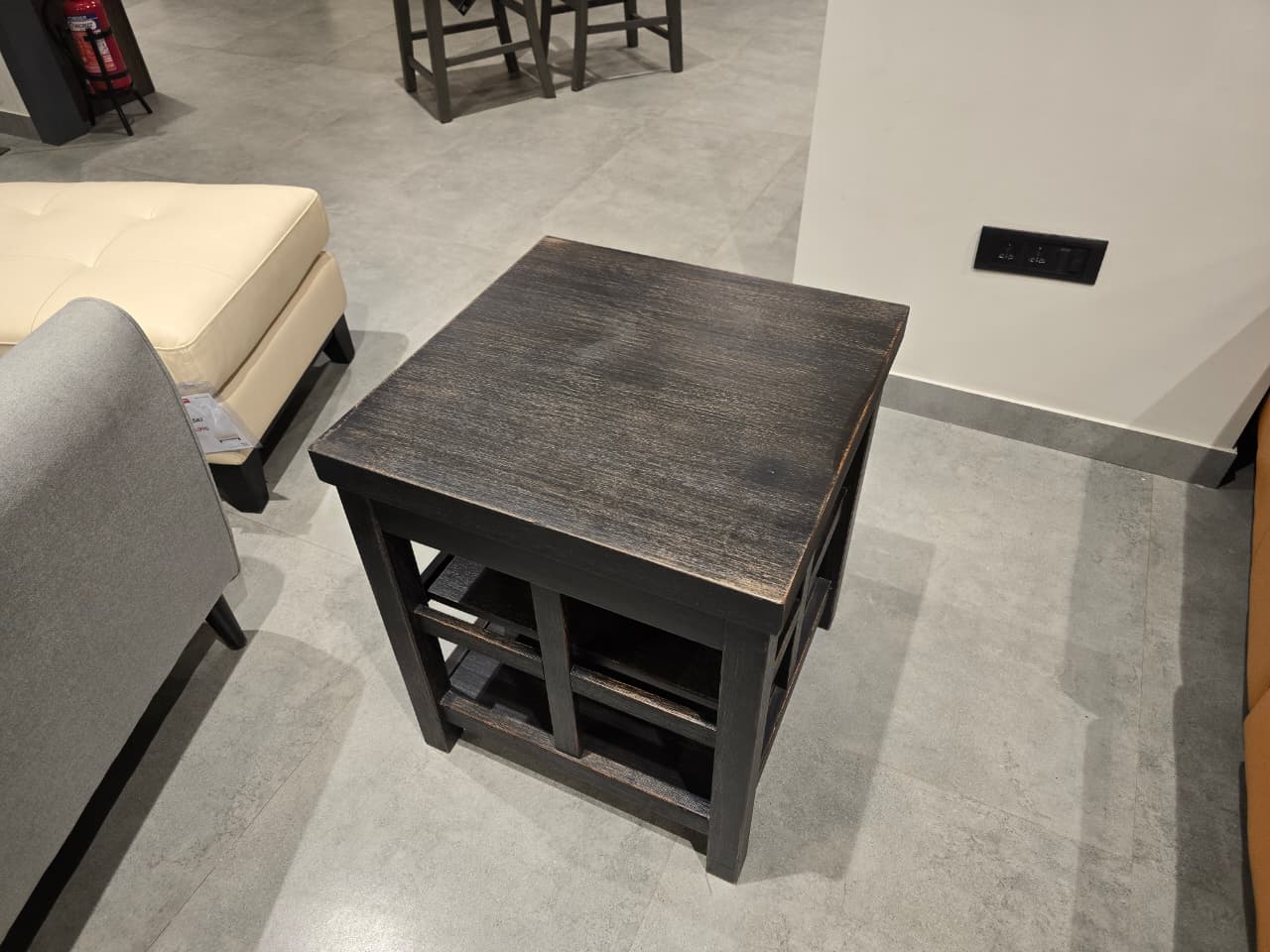 T752-2 - SQUARE END TABLE - OUTLET