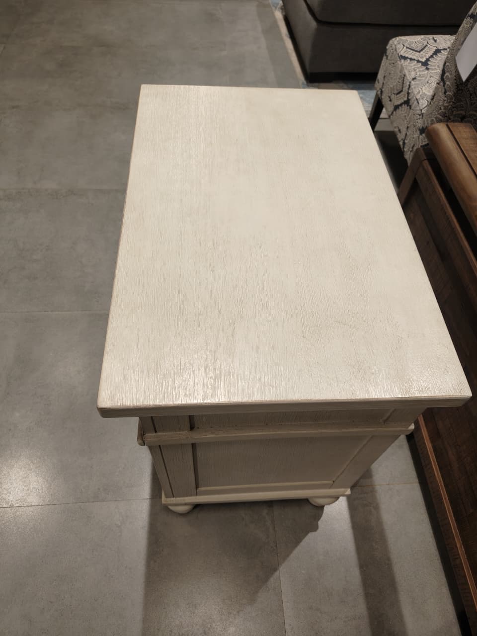 B712-93 - NIGHTSTAND - OUTLET