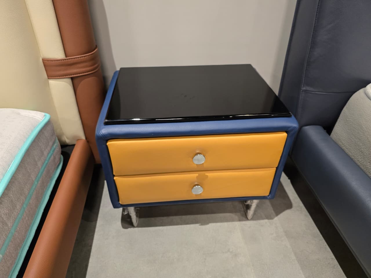 CUST-D277(2) - NIGHTSTAND - OUTLET