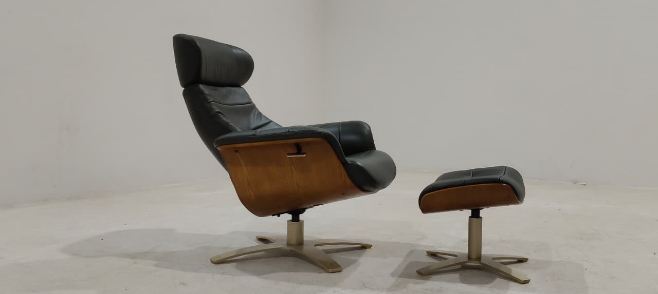A928(3) - CHAIR+OTTOMAN - BLR WH