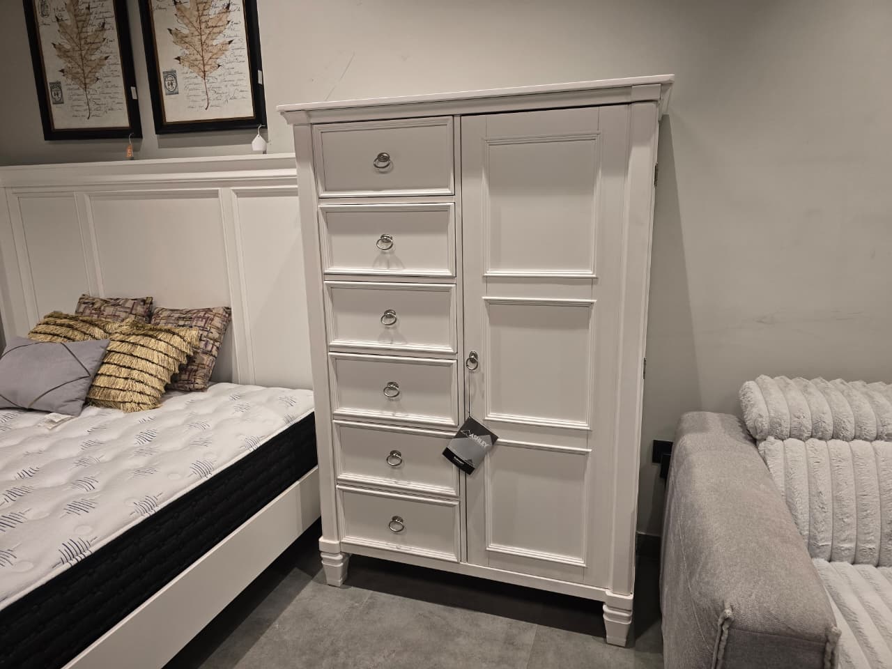 B672-48 - CHEST OF DRAWER - OUTLET