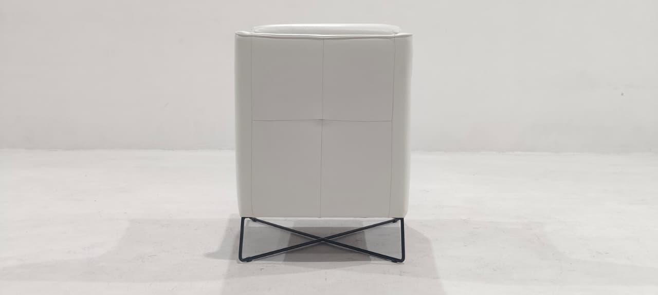 B903-003-14(2) - ARM CHAIR - BLR WH