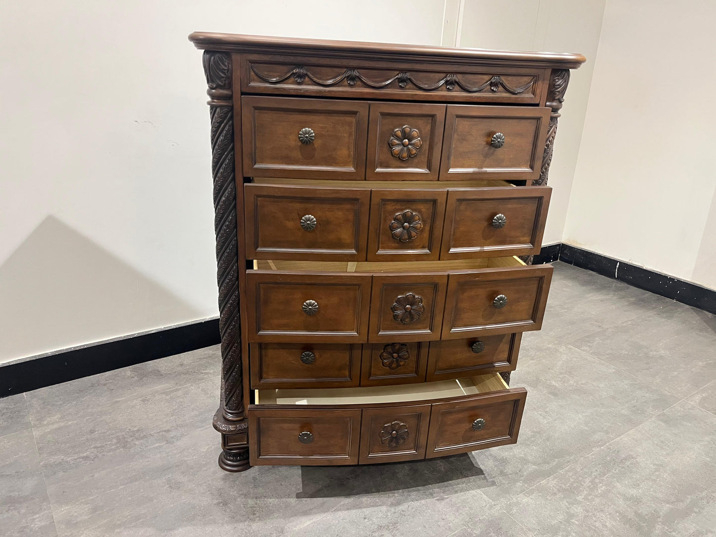 B553-46 - CHEST OF DRAWERS - NAR