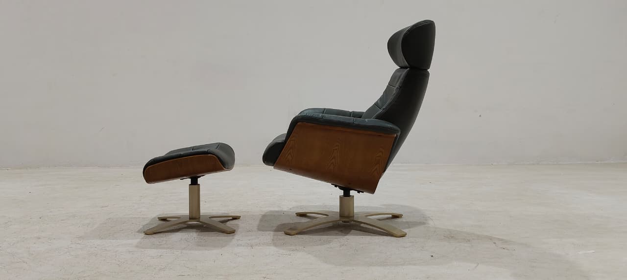 A928(3) - CHAIR+OTTOMAN - BLR WH
