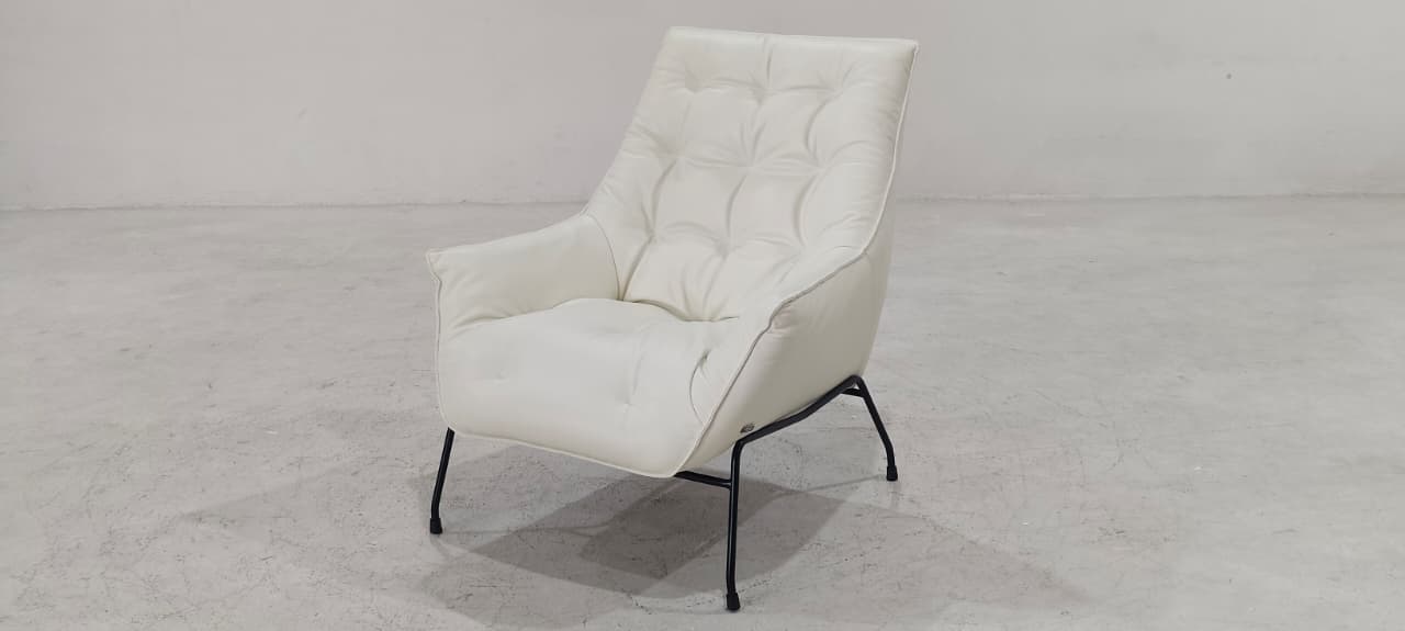 A1118(1) - ACCENT CHAIR - BLR WH