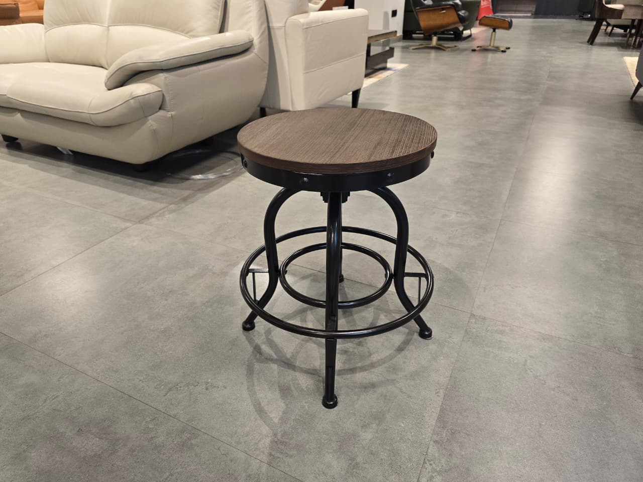 D542-224 - STOOL - OUTLET