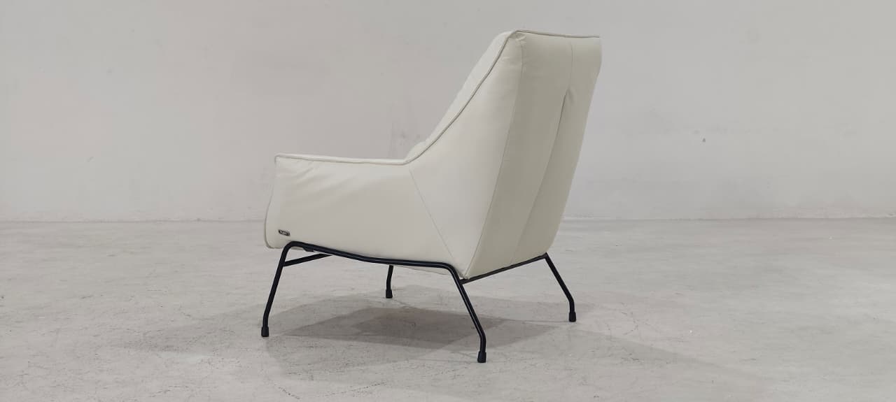 A1118(1) - ACCENT CHAIR - BLR WH