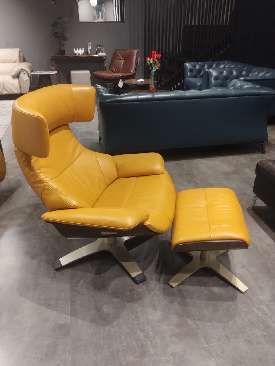 A928 - CHAIR+OTTOMAN - STJ