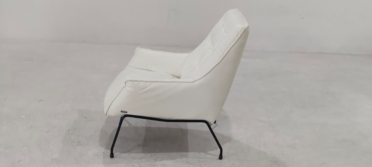 A1118(1) - ACCENT CHAIR - BLR WH