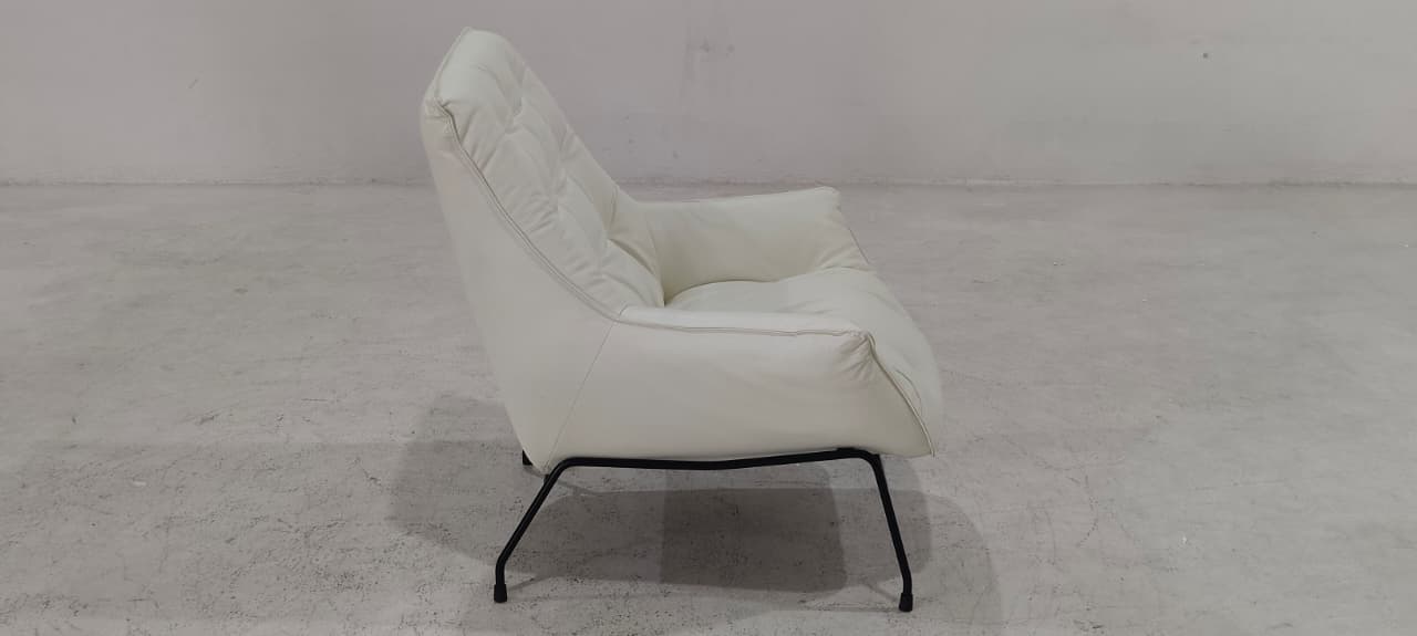 A1118(1) - ACCENT CHAIR - BLR WH