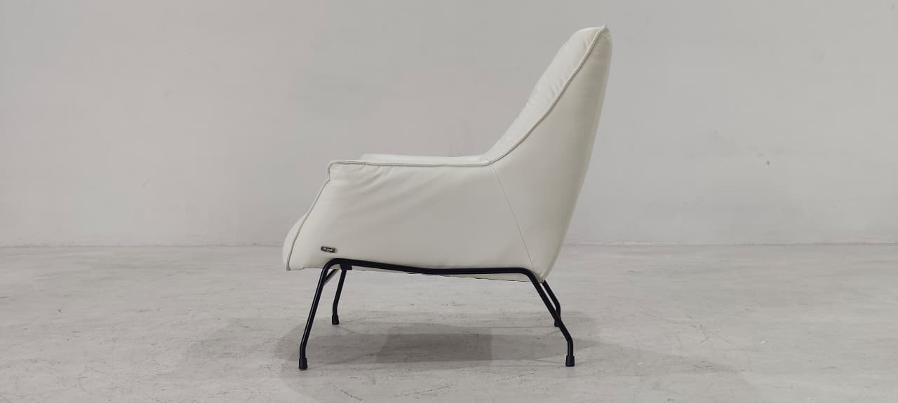 A1118(1) - ACCENT CHAIR - BLR WH