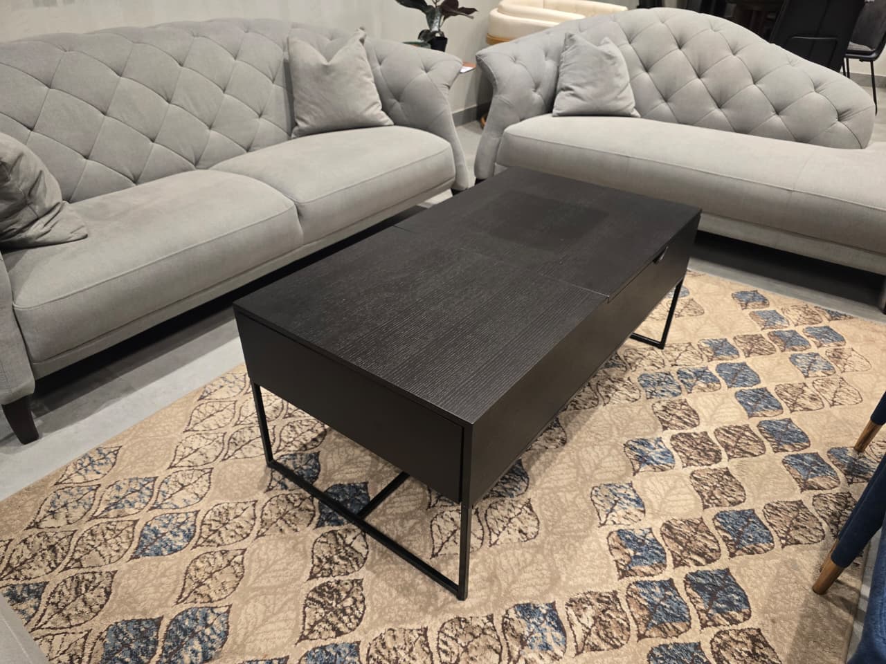 702 - COFFEE TABLE - OUTLET