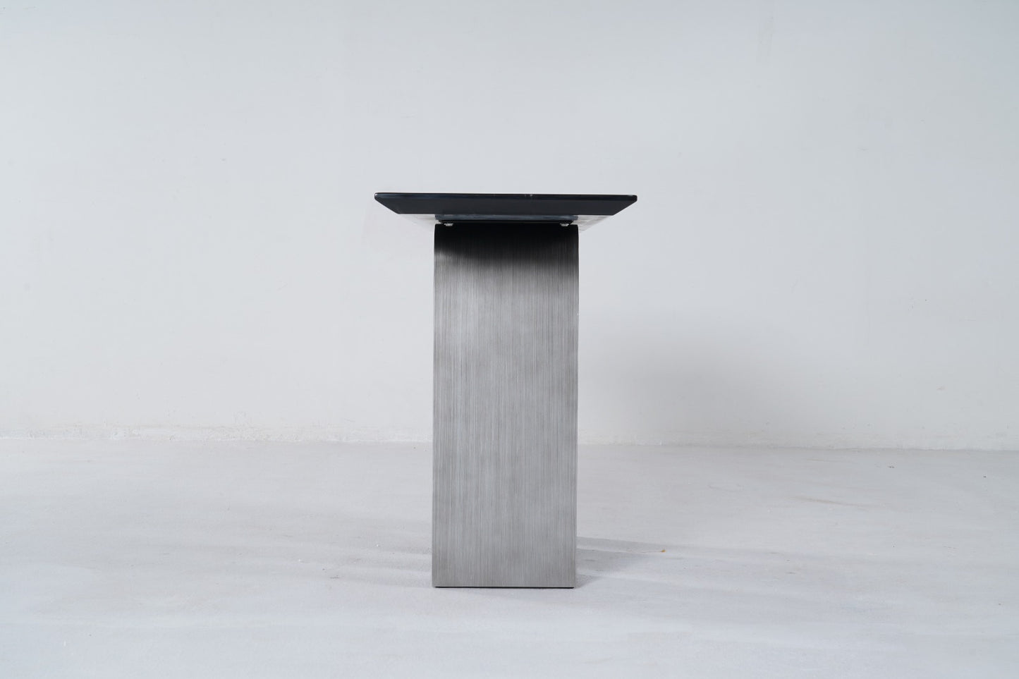 DT896-1(1) - CONSOLE TABLE - OUTLET