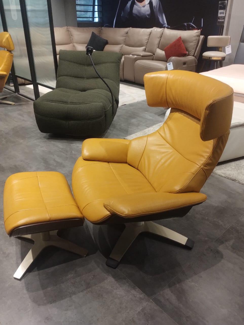 A928 - CHAIR+OTTOMAN - STJ