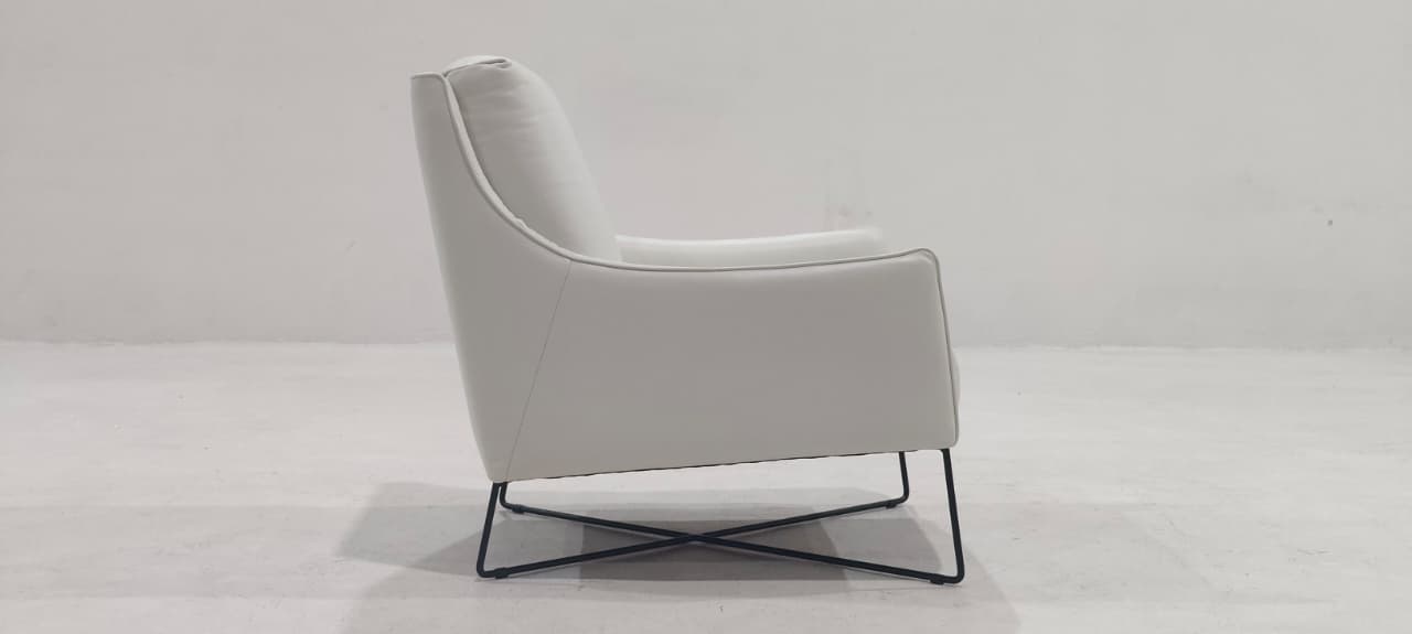 B903-003-14(2) - ARM CHAIR - BLR WH
