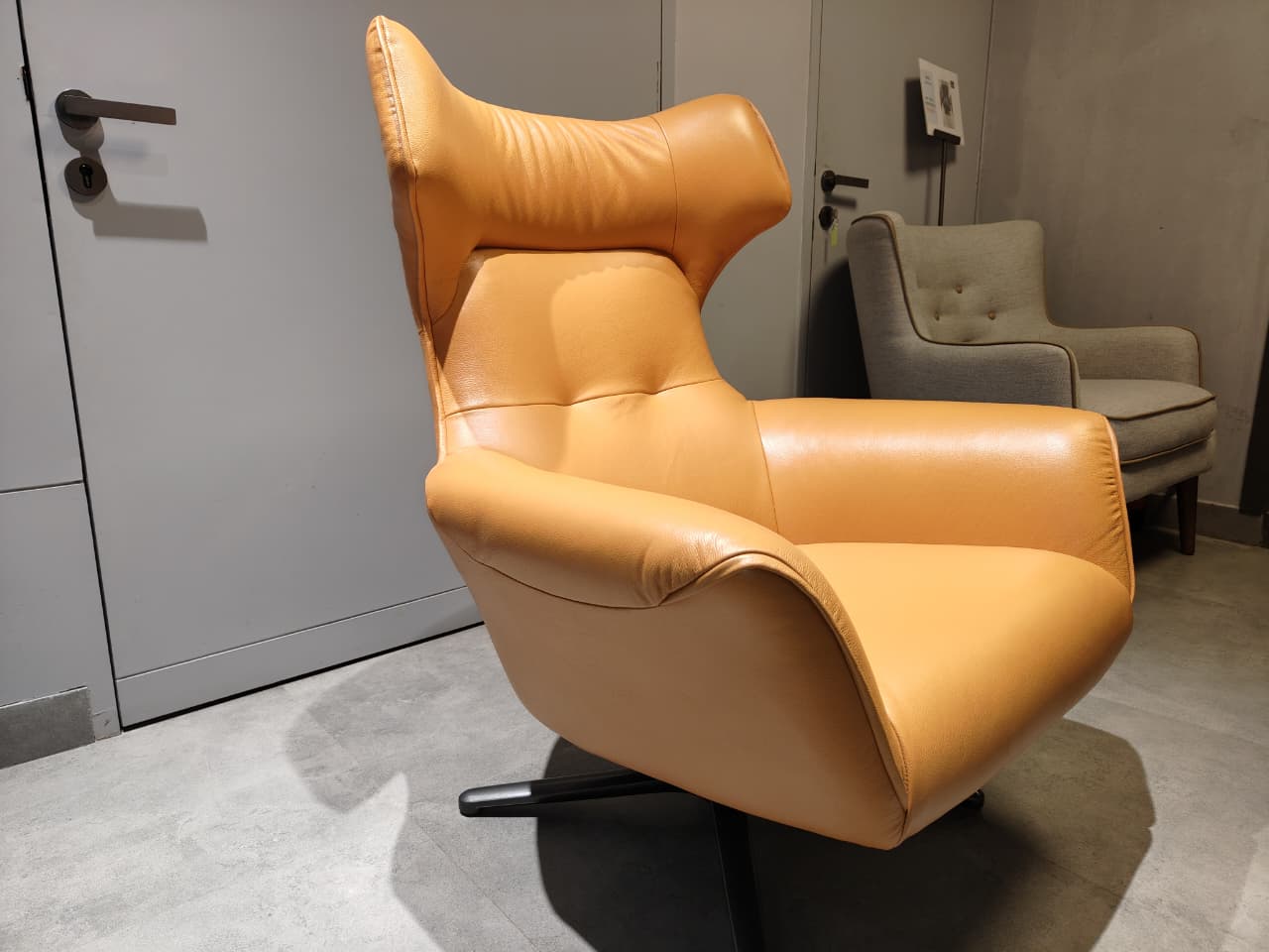 A1021(1) - ACCENT CHAIR - IND