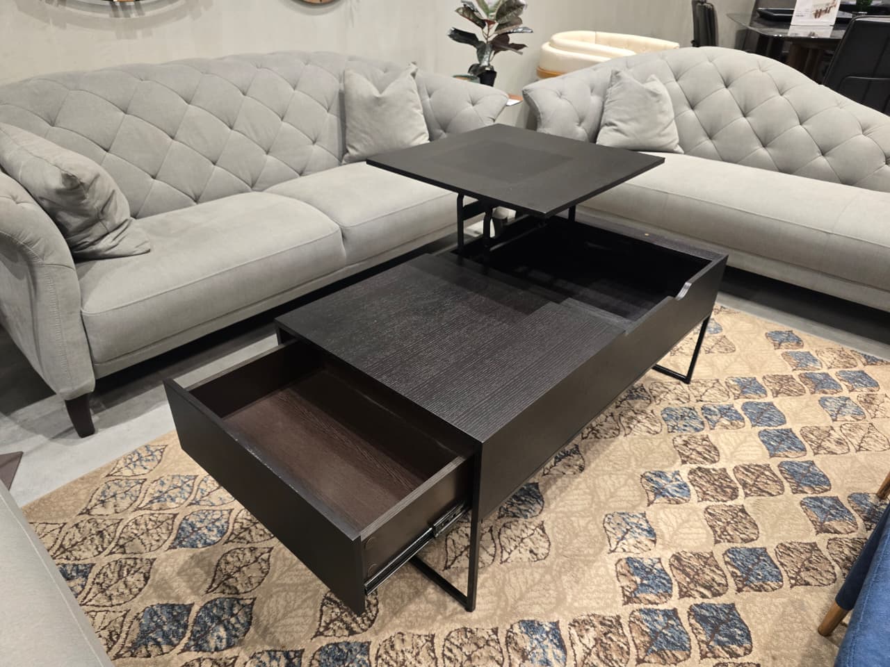 702 - COFFEE TABLE - OUTLET