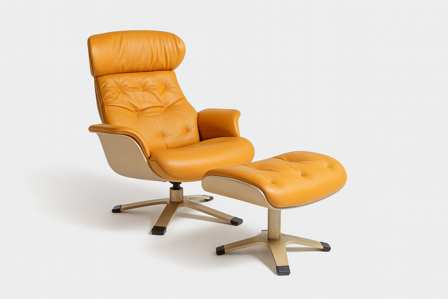 A938(1) - CHAIR+OTTOMAN - BLR WH