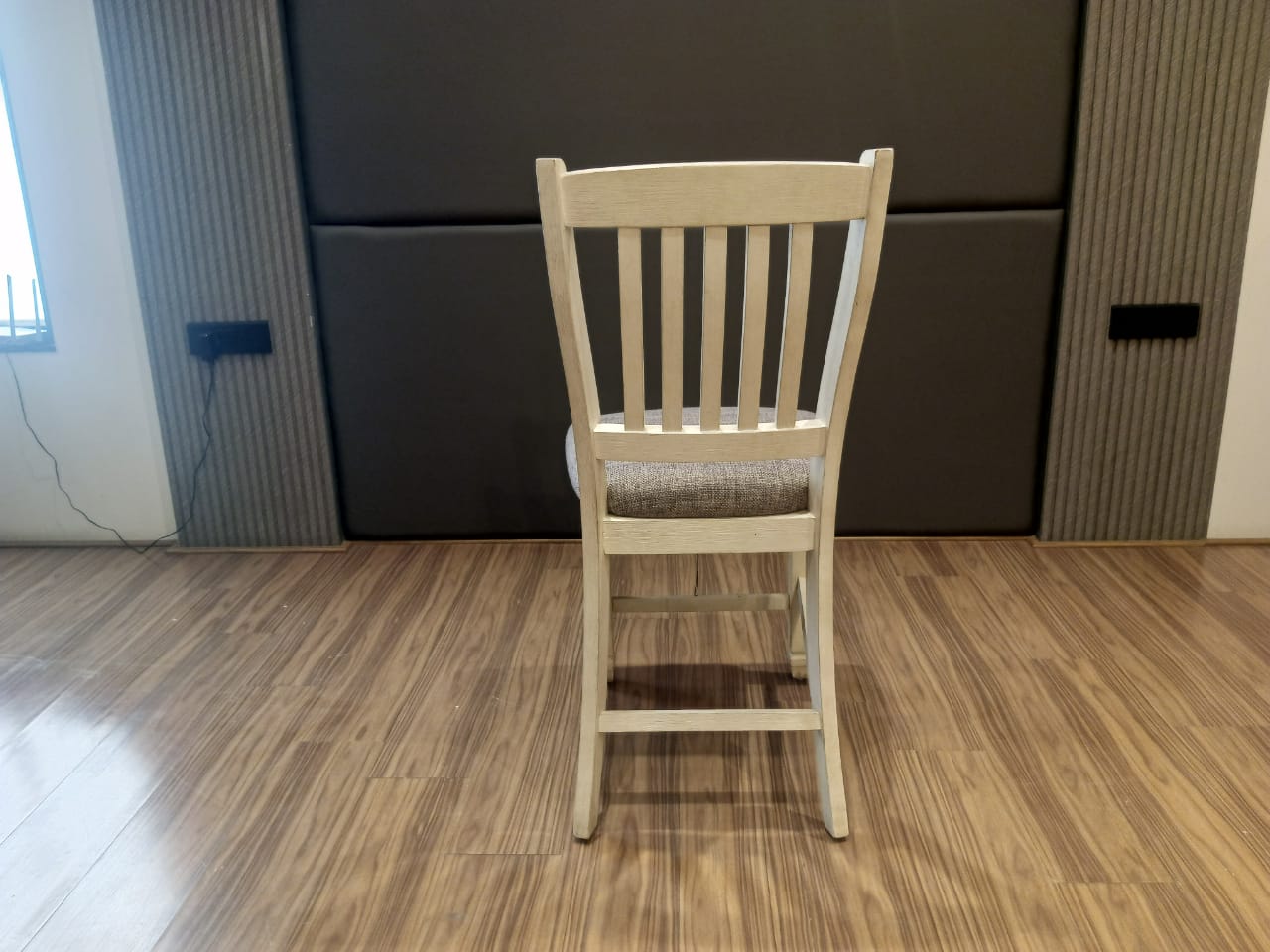 D647-124 - BAR STOOL - BWDA