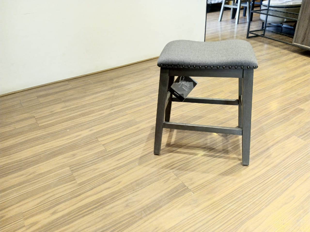 D388-024 - STOOL - BWDA