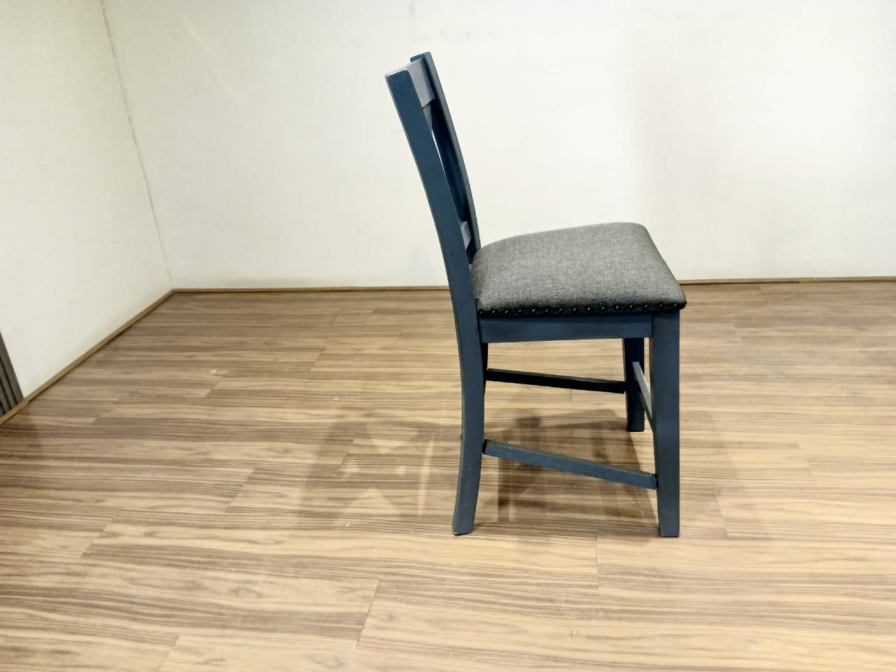 D388-124(2) - BAR STOOL - OUTLET