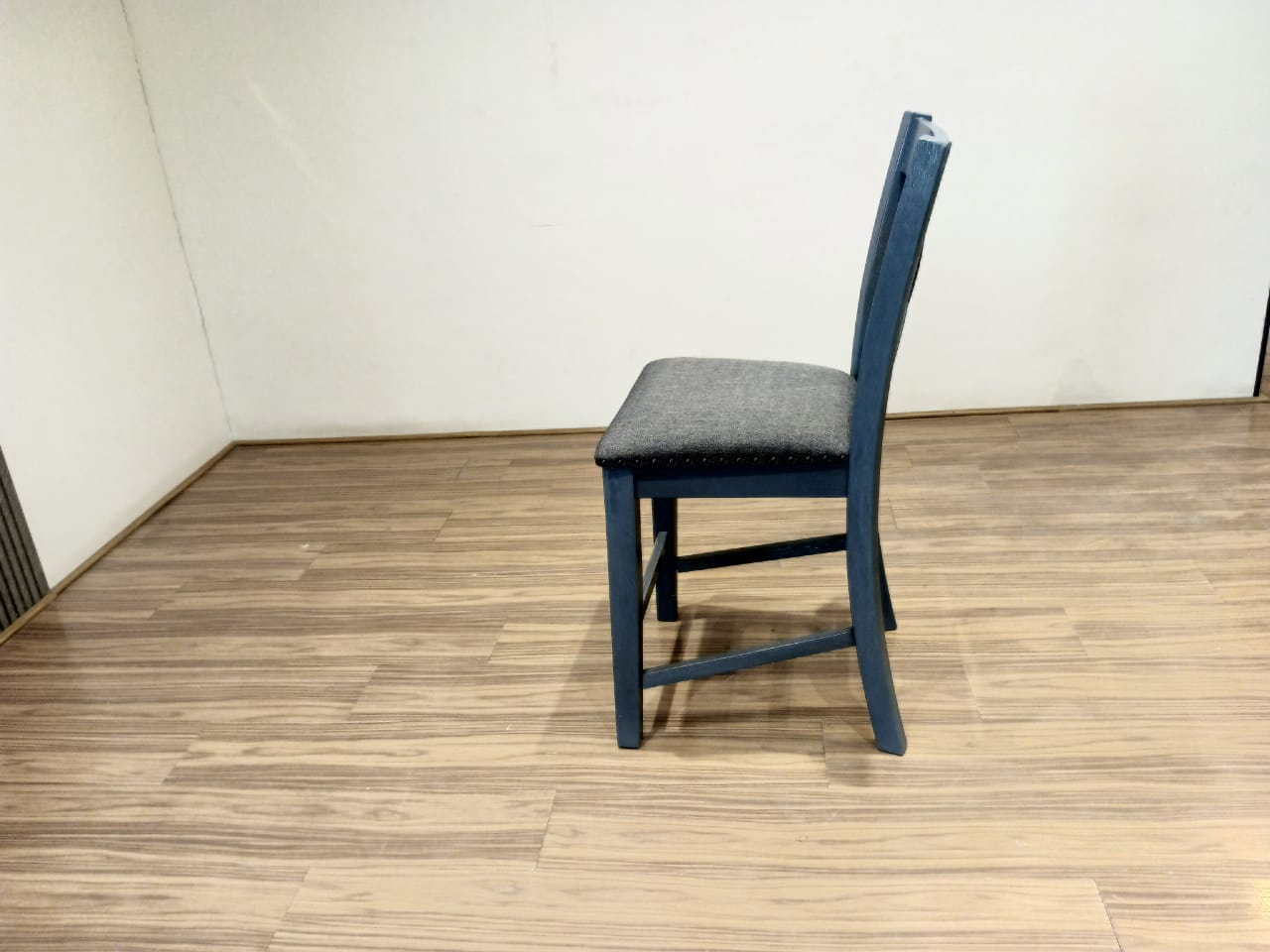 D388-124(2) - BAR STOOL - OUTLET