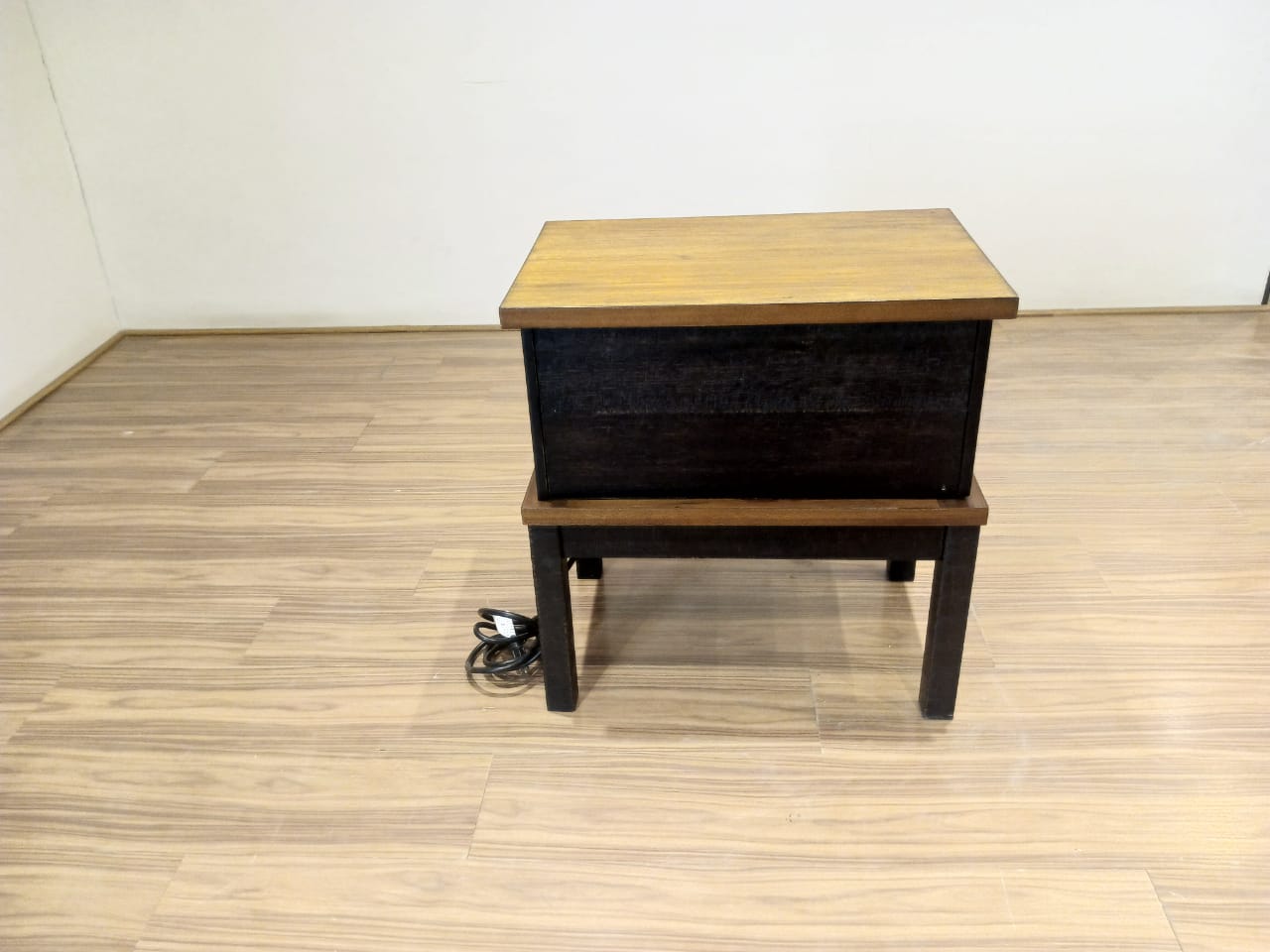 T892-7 - END TABLE - BWDA