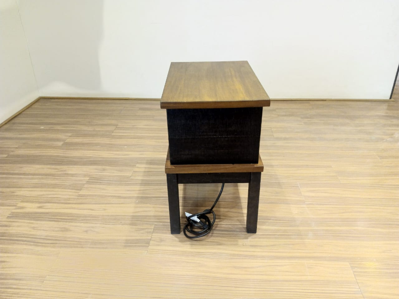 T892-7 - END TABLE - BWDA