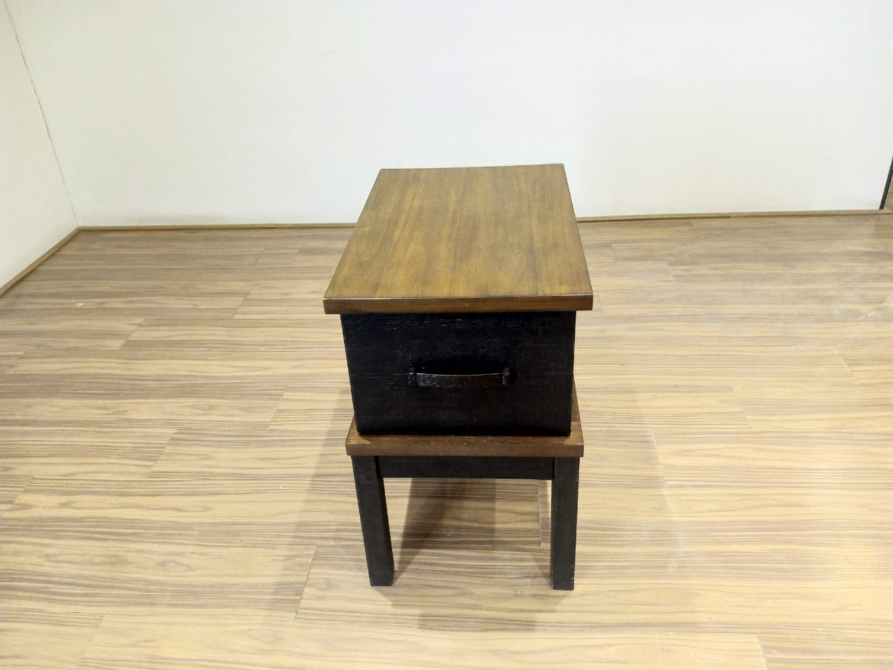 T892-7 - END TABLE - BWDA