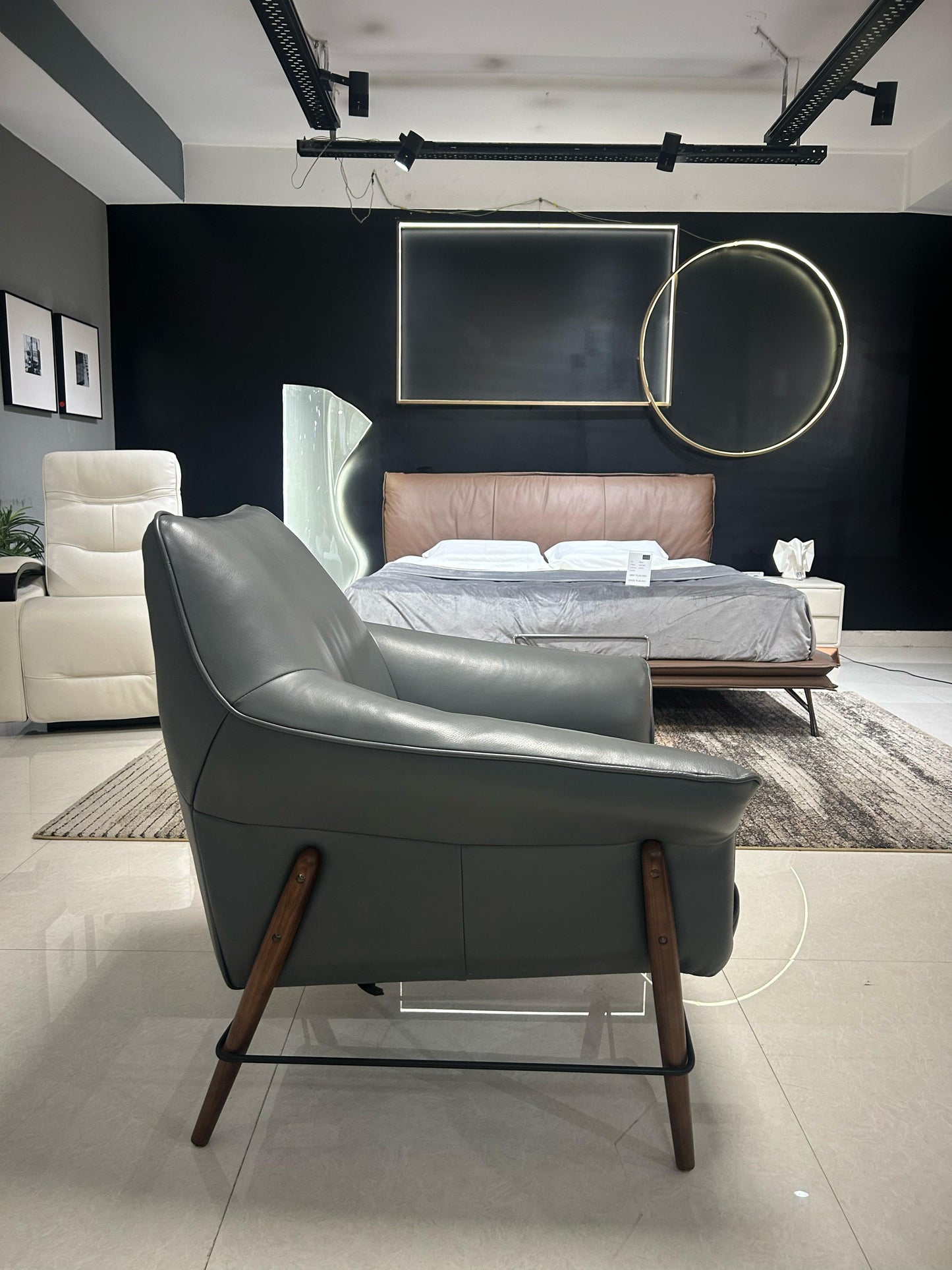 A033 - ACCENT CHAIR - GB