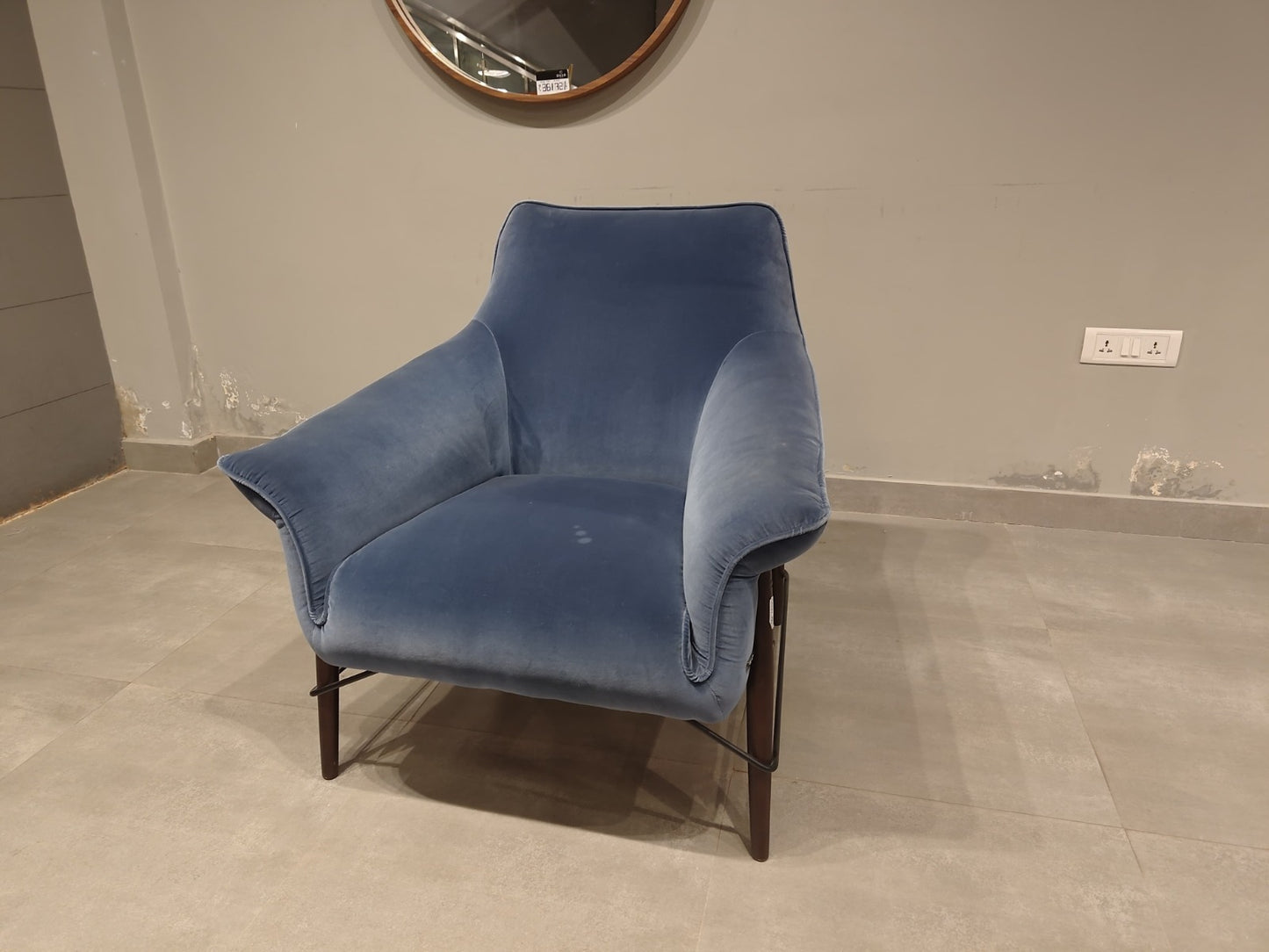 A033 - ACCENT CHAIR -  BWDD