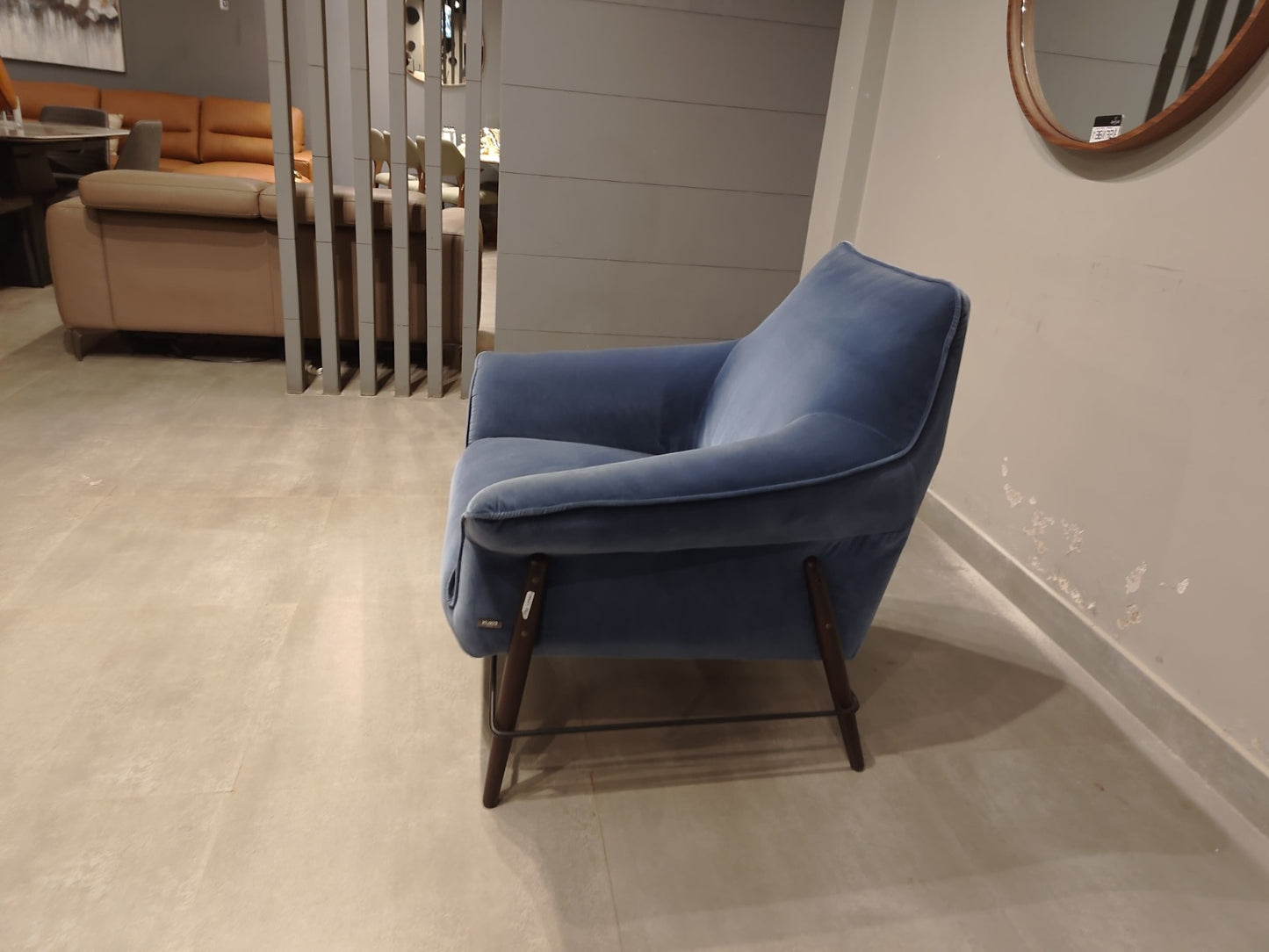 A033 - ACCENT CHAIR -  BWDD