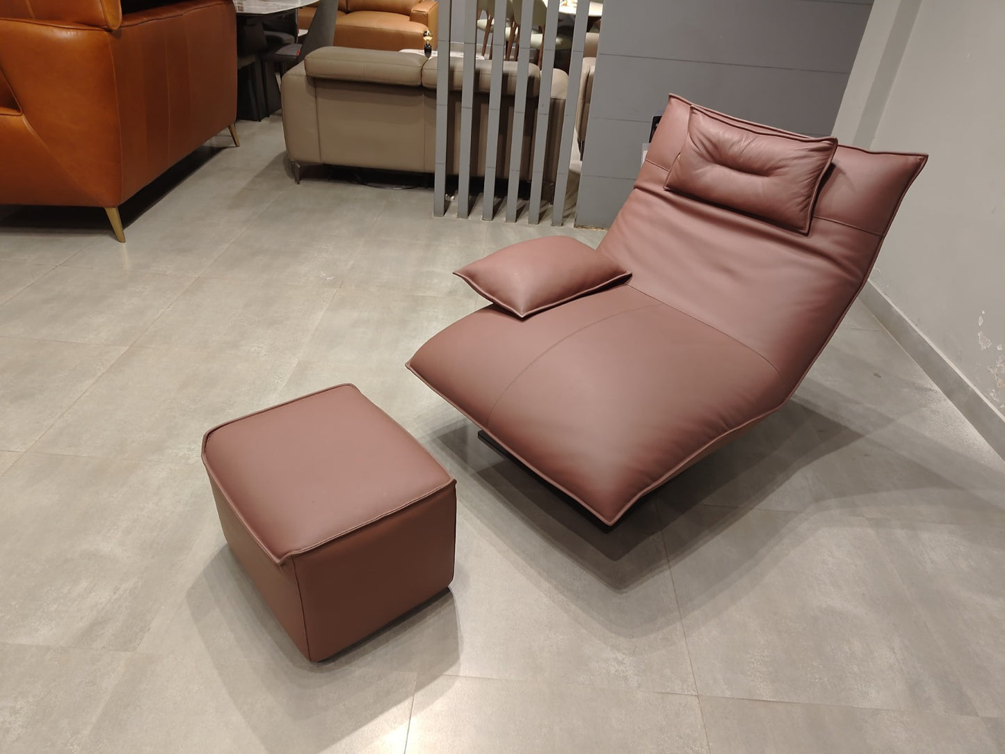 X-338W - CHAIR+OTTOMAN - BWDD