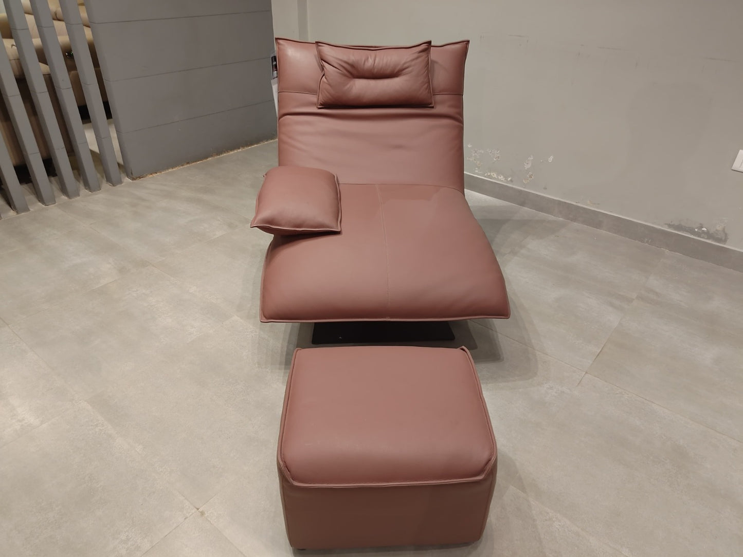 X-338W - CHAIR+OTTOMAN - BWDD