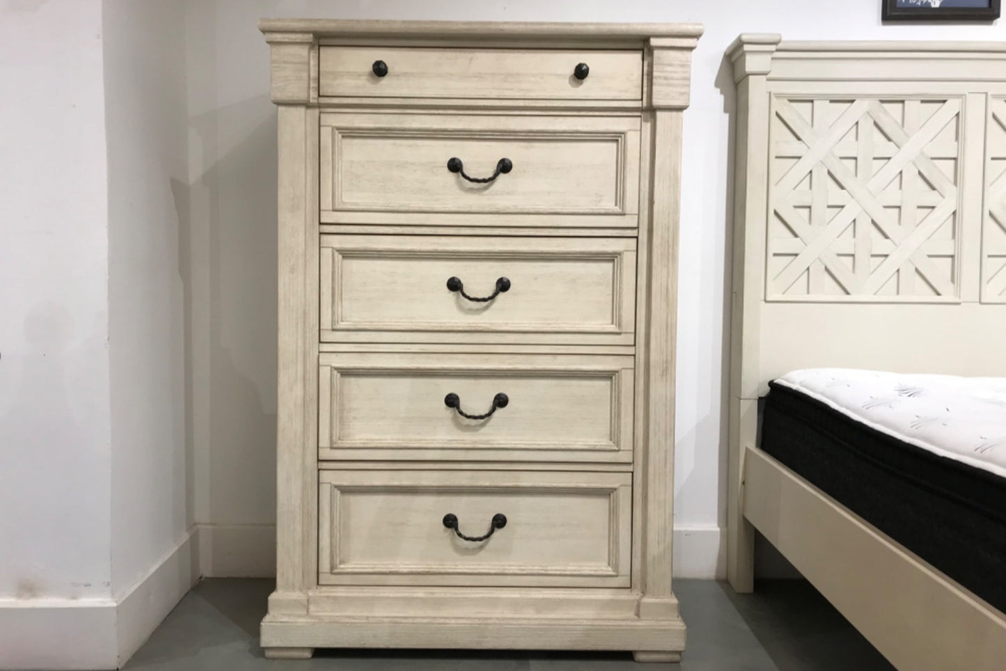 B647-146 - CHEST OF DRAWERS - BTM