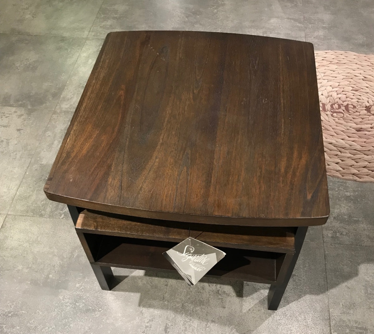 T758-3 - END TABLE - MUM
