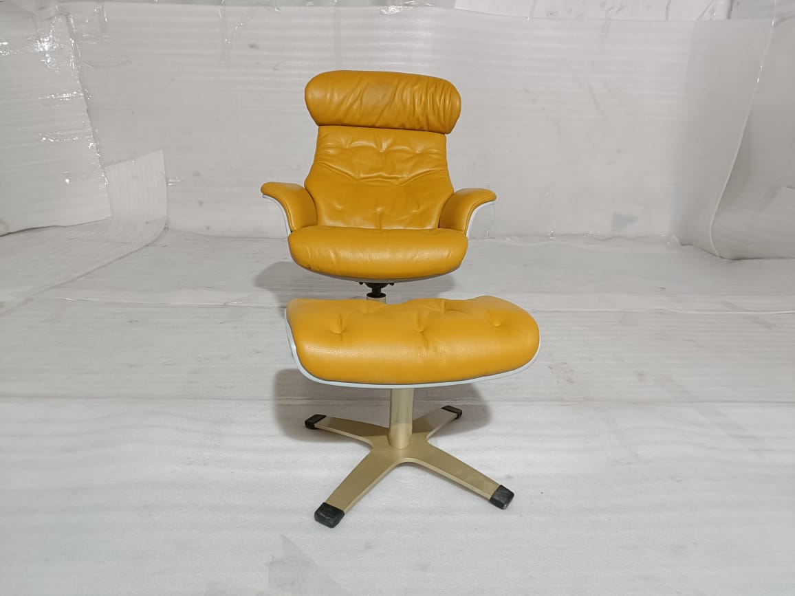 A938(1) - CHAIR+OTTOMAN - BLR WH