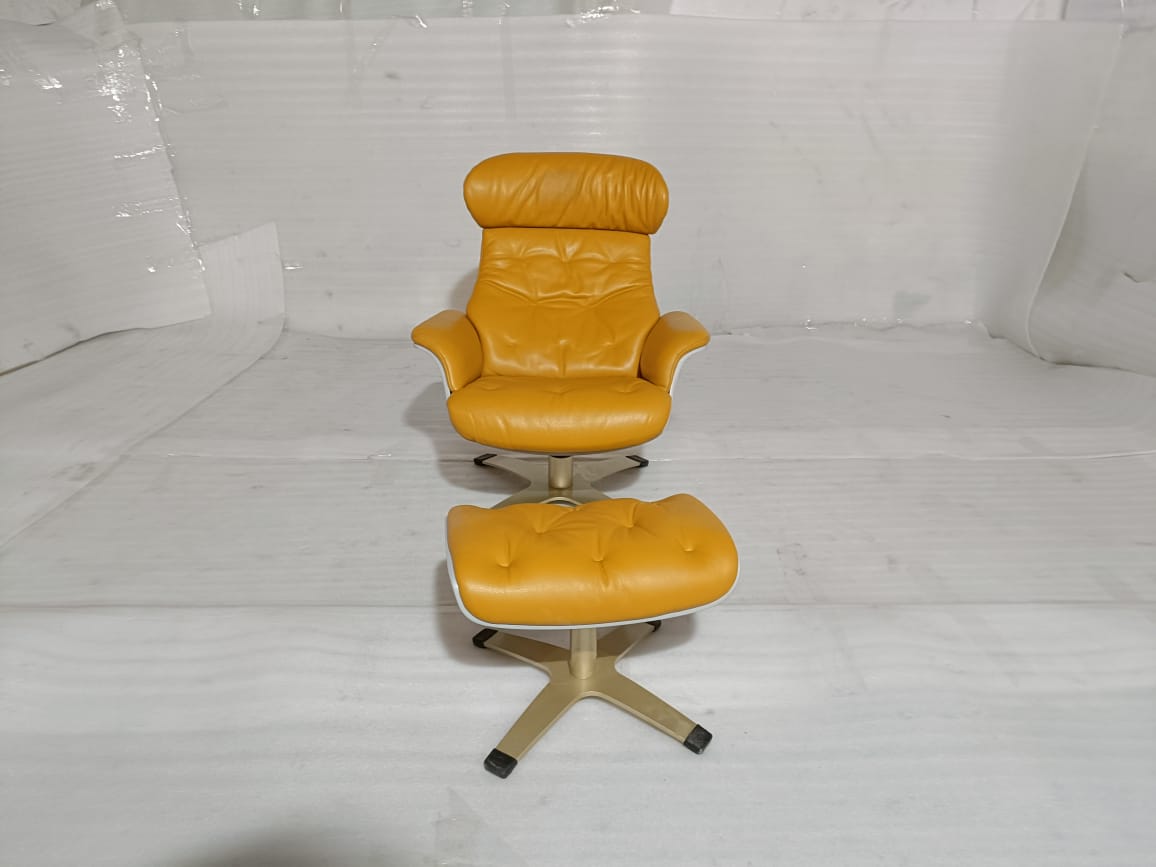 A938(1) - CHAIR+OTTOMAN - BLR WH