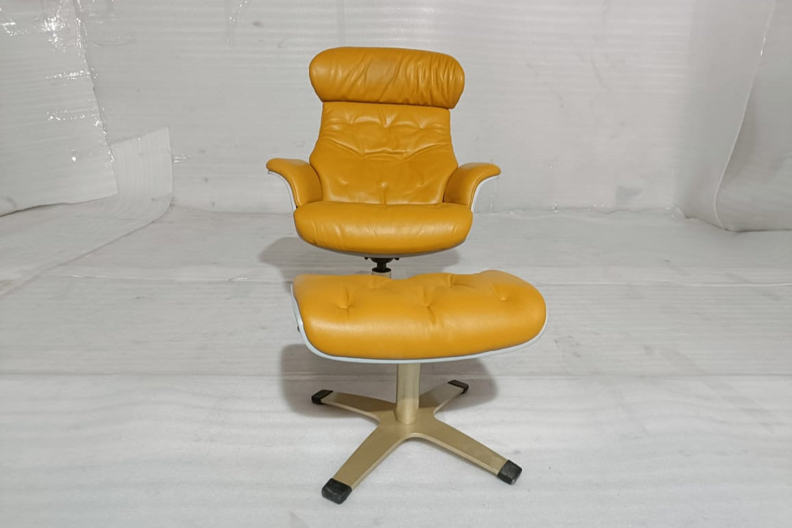 A938(1) - CHAIR+OTTOMAN - BLR WH
