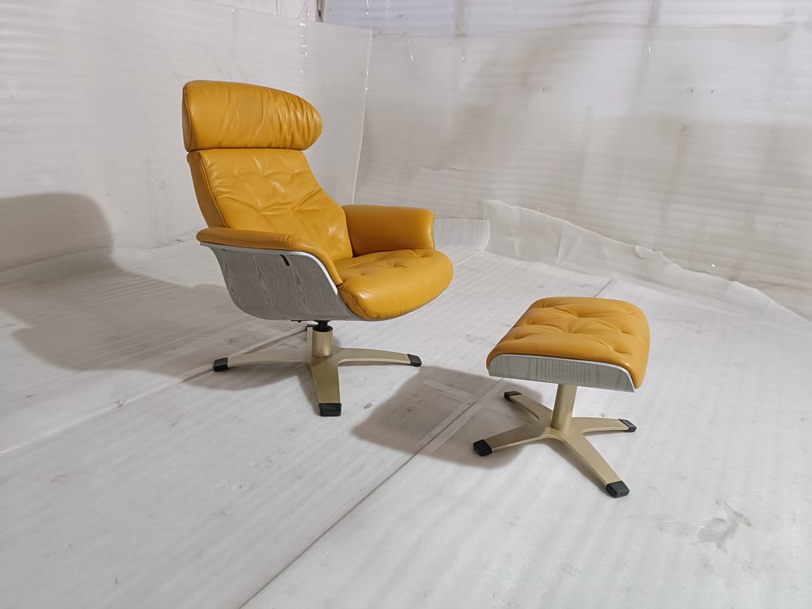 A938(1) - CHAIR+OTTOMAN - BLR WH
