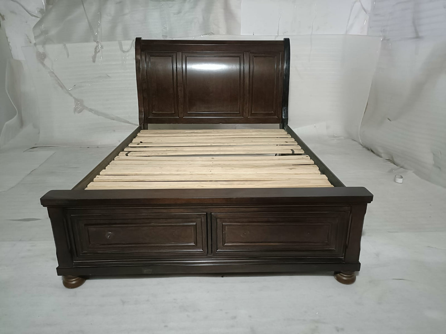 B697-74W1/77W1/98W1 - QUEEN STORAGE BED - OUTLET