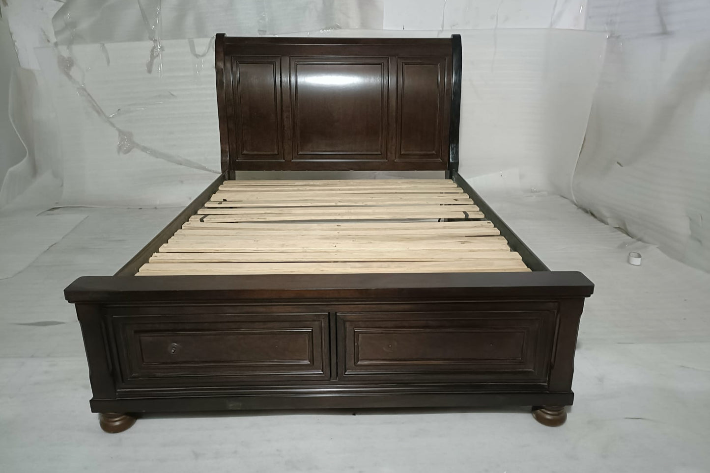 B697-74W1/77W1/98W1 - QUEEN STORAGE BED - OUTLET