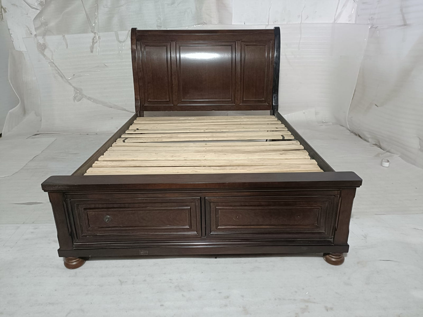 B697-74W1/77W1/98W1 - QUEEN STORAGE BED - OUTLET