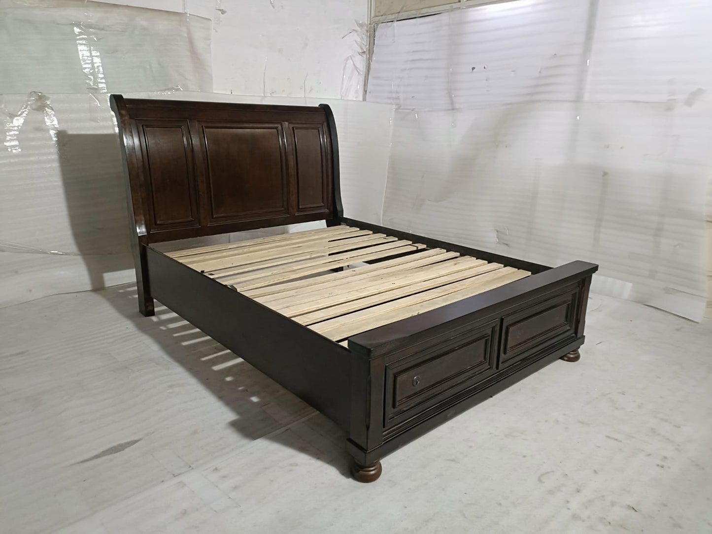 B697-74W1/77W1/98W1 - QUEEN STORAGE BED - OUTLET