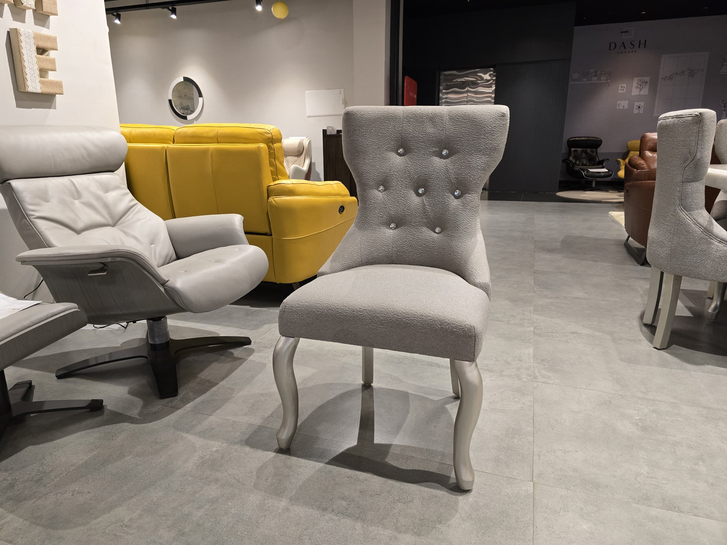 D650-03(8) - DINING CHAIR - OUTLET