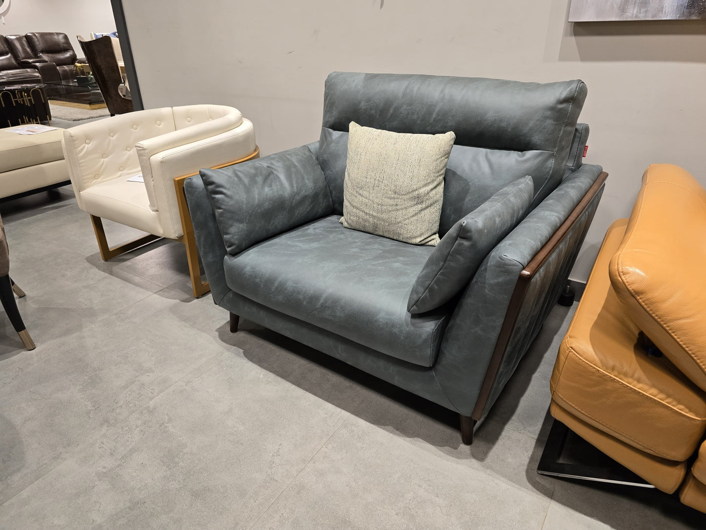BY.656 - 1.5 SEATER - OUTLET